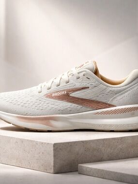 Brand New In Box Brooks Adrenaline GTS 24 Women’s size 6 Cream & Rose Gold 🔥🔥🔥
